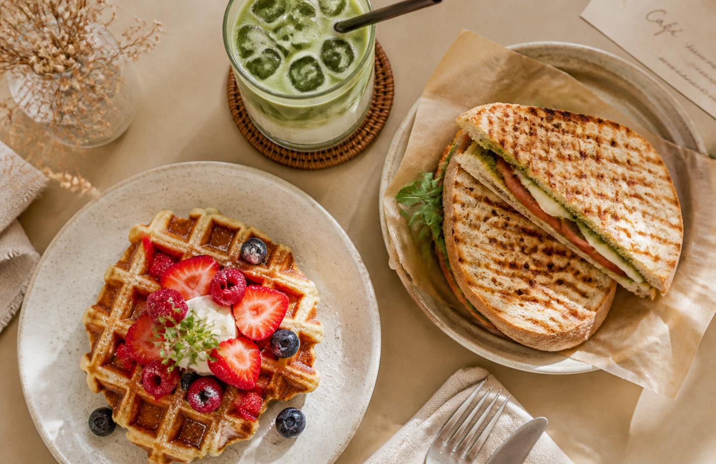 Belgische Waffel mit Beeren, Iced Matcha Latte und frisch gepresstes Panini